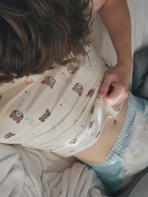 Showing off my dry diaper! (but not for long hehe ) by HaydenThere