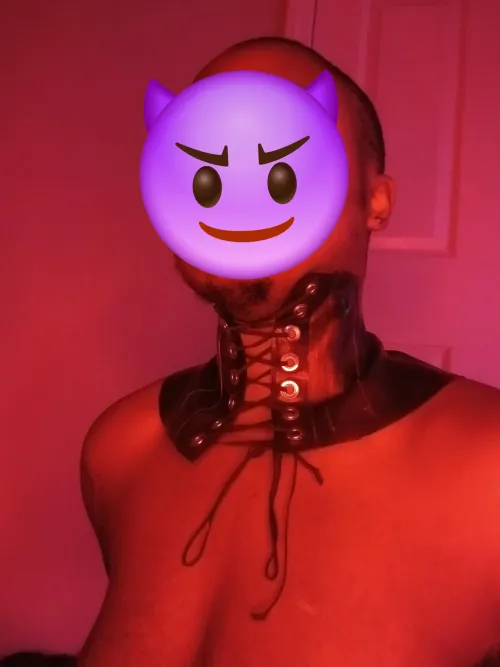 Showing off my new collar by maxthevampyre