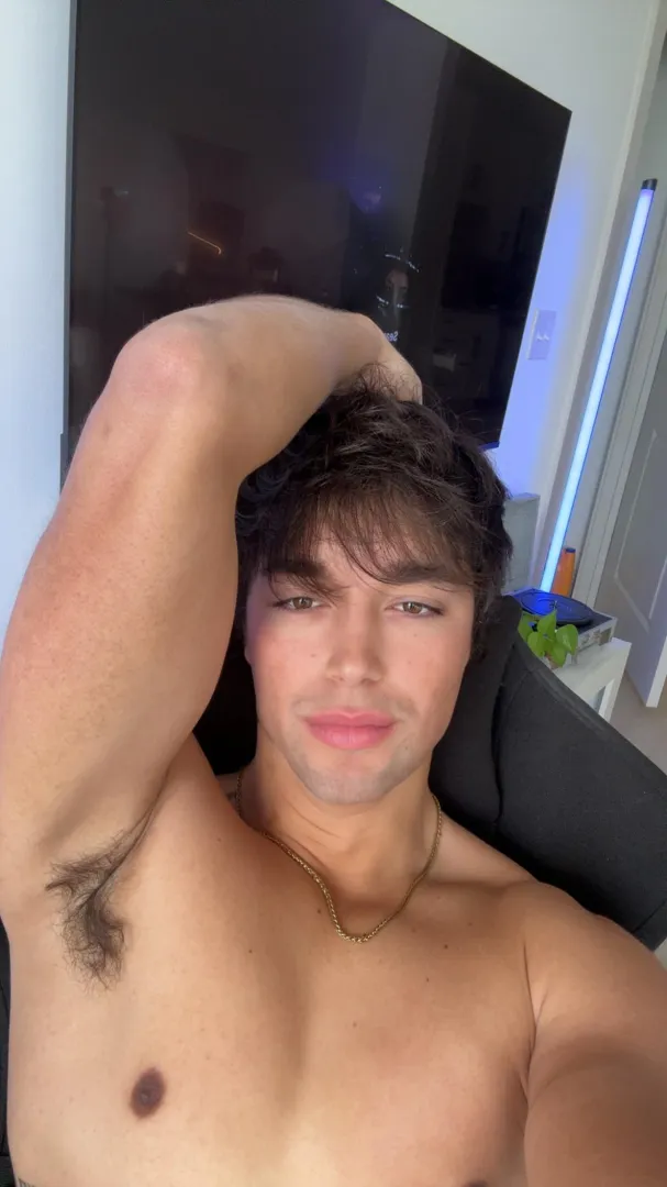 showing off my pits posted by Empty-Translator9261