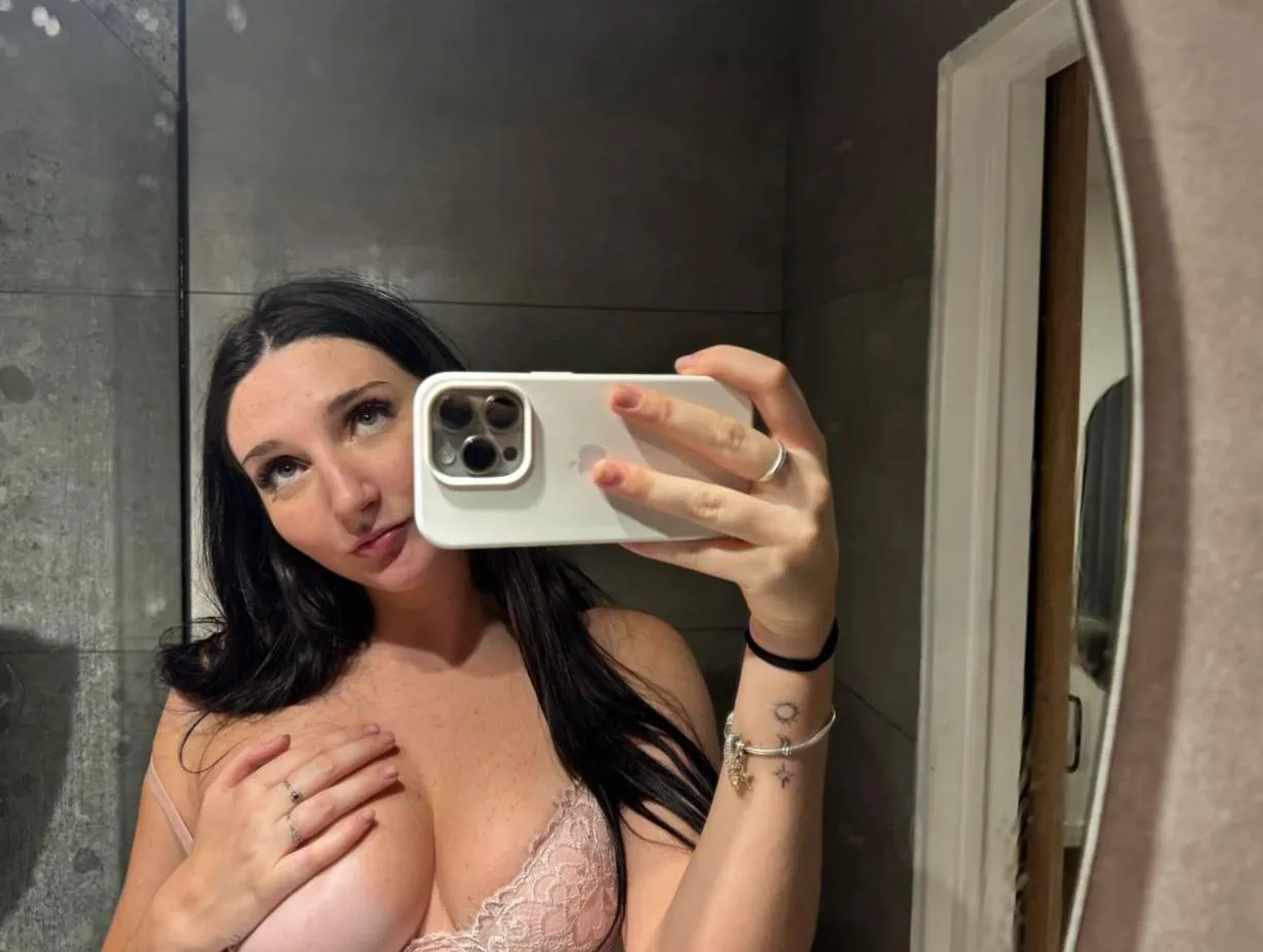 showing off my tits posted by sarahkrothschild