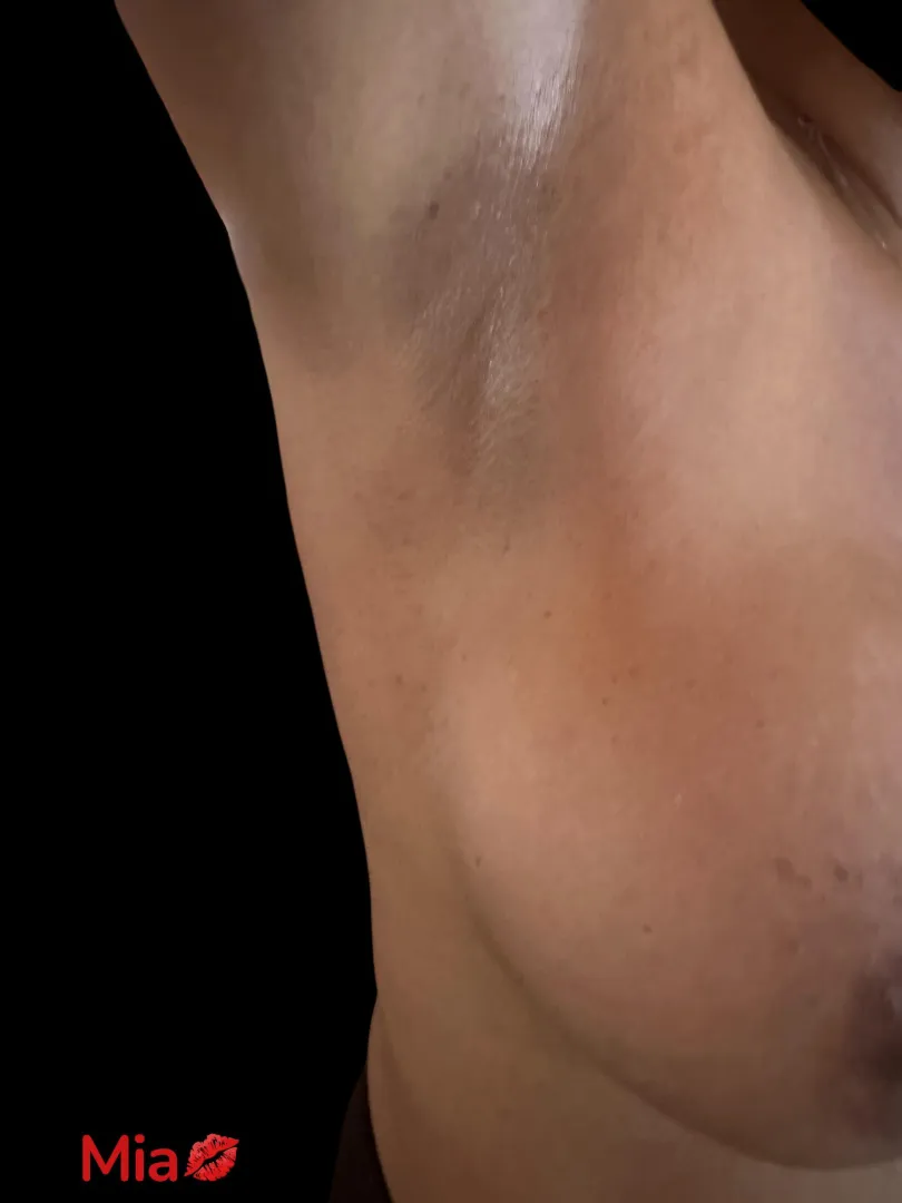 Side boob and more ❌⭕️Mia posted by Only-Writing-4005