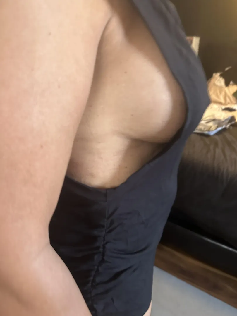 Side boob no bra let the fun begin❌⭕️Mia posted by Only-Writing-4005