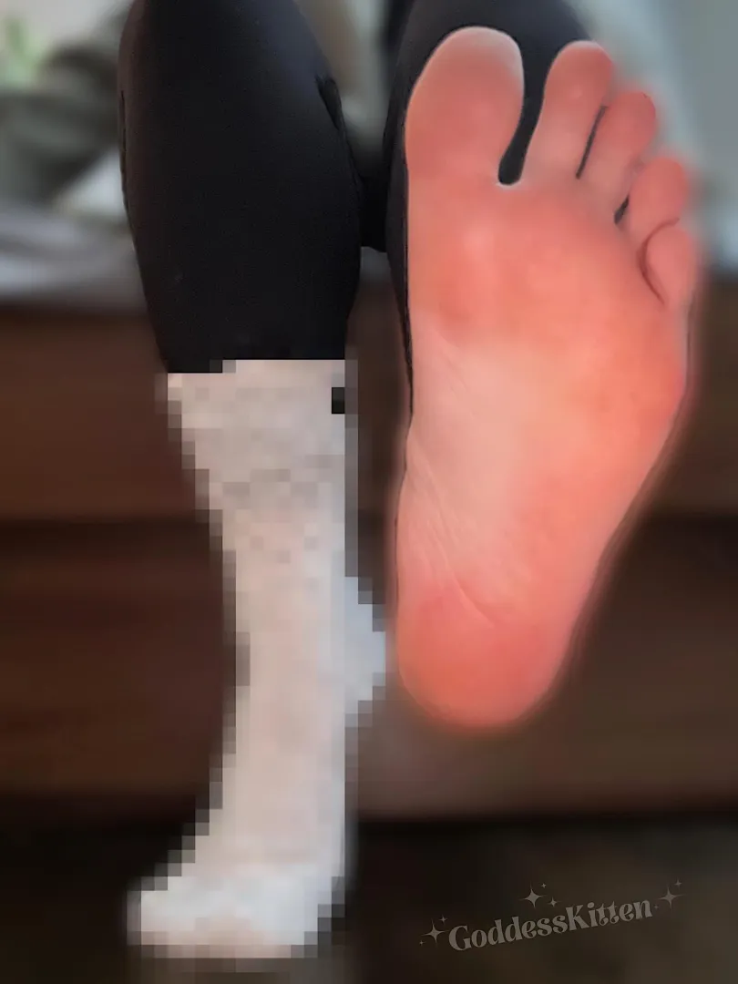 Simp for my soles posted by sexykitten421