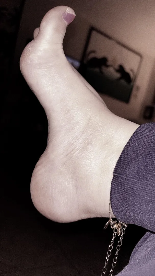 Simping for feet like the loser you are. Pay my Venmo for the privilege, simp [oc] posted by Reynita88
