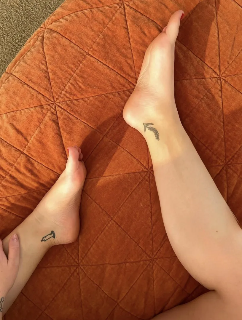Simping for feet like the pathetic bitch you are. Pay my cashapp for the privilege, simp  posted by YesDariaZine