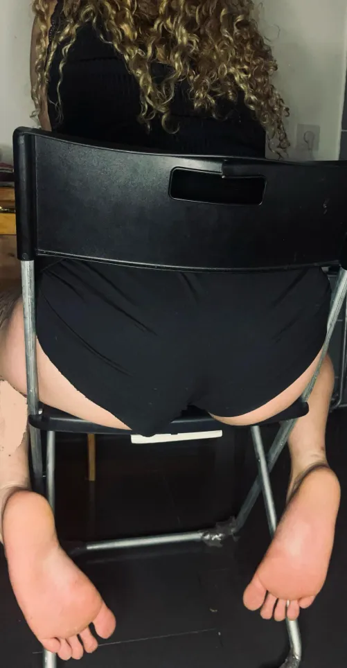 Sitting back, relaxing… leaving hints  by brazilian_feetgirl