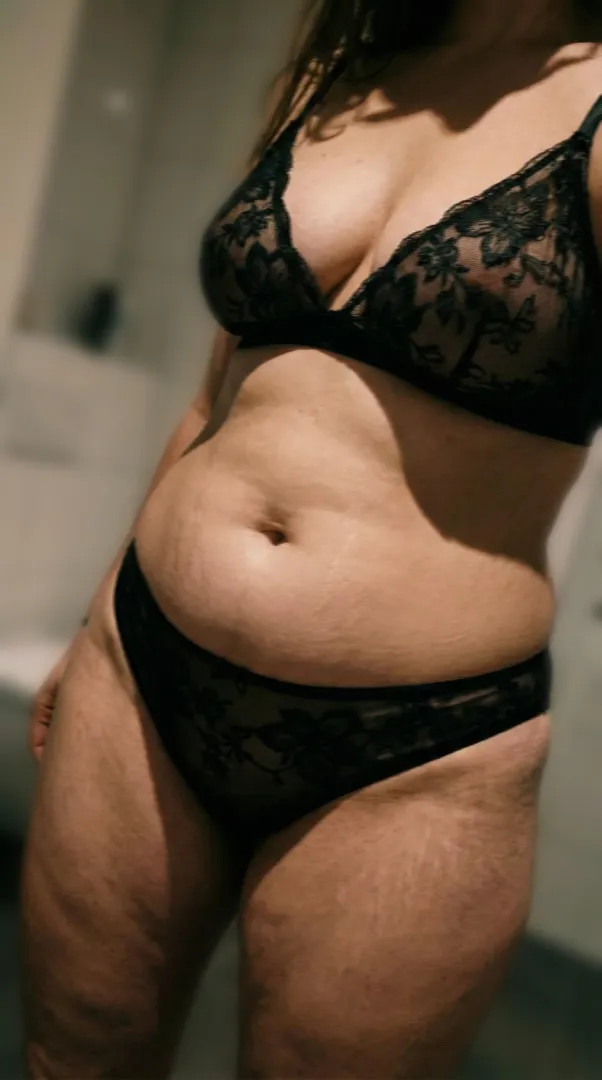 Slight tummy in nice lighting posted by annasecretly