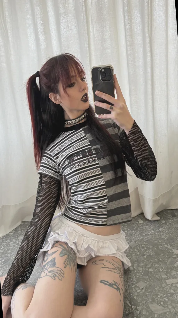 Slightly buzzed + can’t host, fwb vibes? - faster replies on lg: ,.lunarumes`. posted by Kattorean