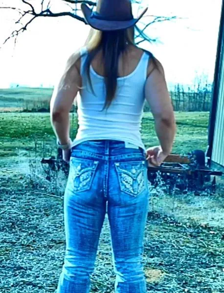 Small waist, round ass posted by indigofox69