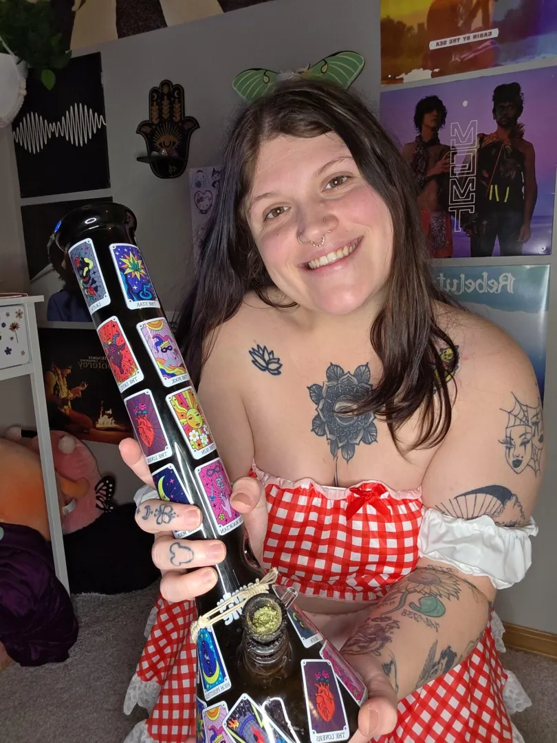 Smoking some hybrid, not sure the strain name i forgot posted by cannakweeen