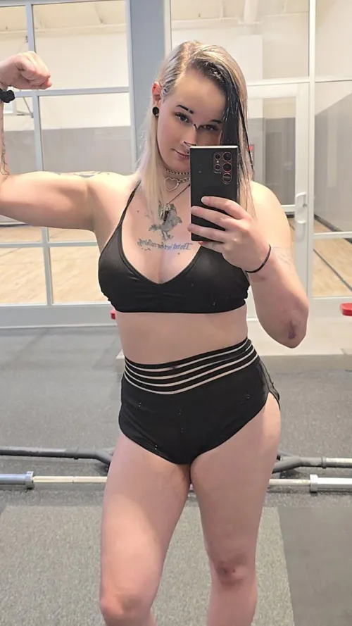 Snding nudes to every guy that upvts, (immediately)  by elenathornetrans