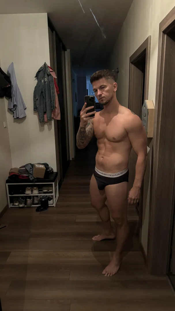 sneaky bulge posted by Daddy-Fit1989