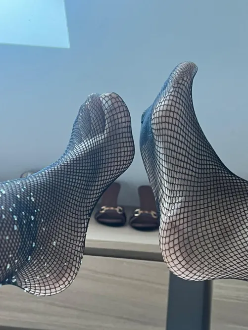 Sniff or suck ? by BabyPinkToesx