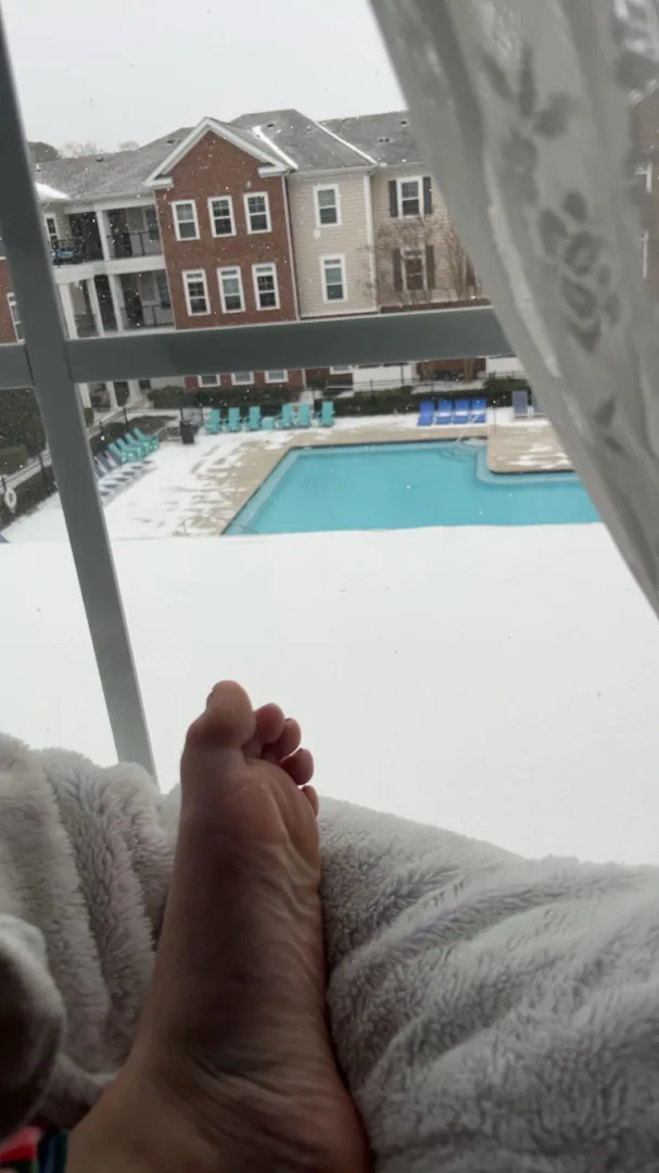 Snow day feet  ❄️ posted by velvetsoles_4