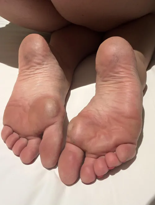 So much dirt and filth on my feet! Get to work asap  by frolleinscherz