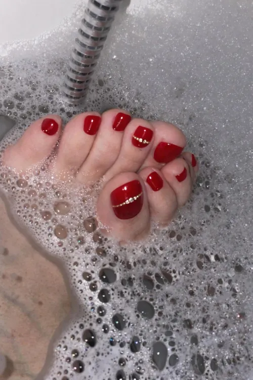 Soapy red toes… do you like them like this? Orteils rouges savonneux… tu les aimes comme ça by kaliopieds
