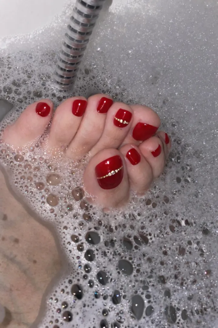 Soapy red toes… do you like them like this? Orteils rouges savonneux… tu les aimes comme ça posted by kaliopieds