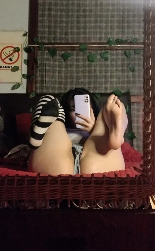 socks or no socks? by buscame_en_twitch