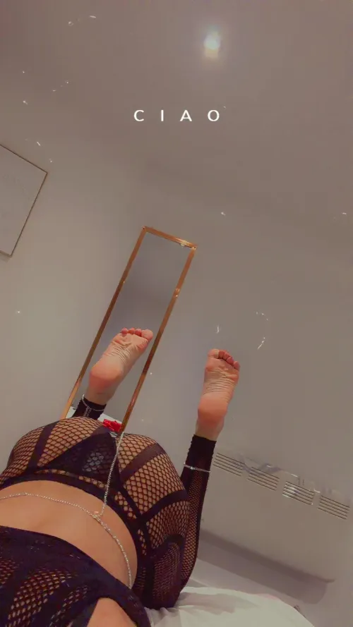 Soles begging to be kissed by CloudyThoughts888