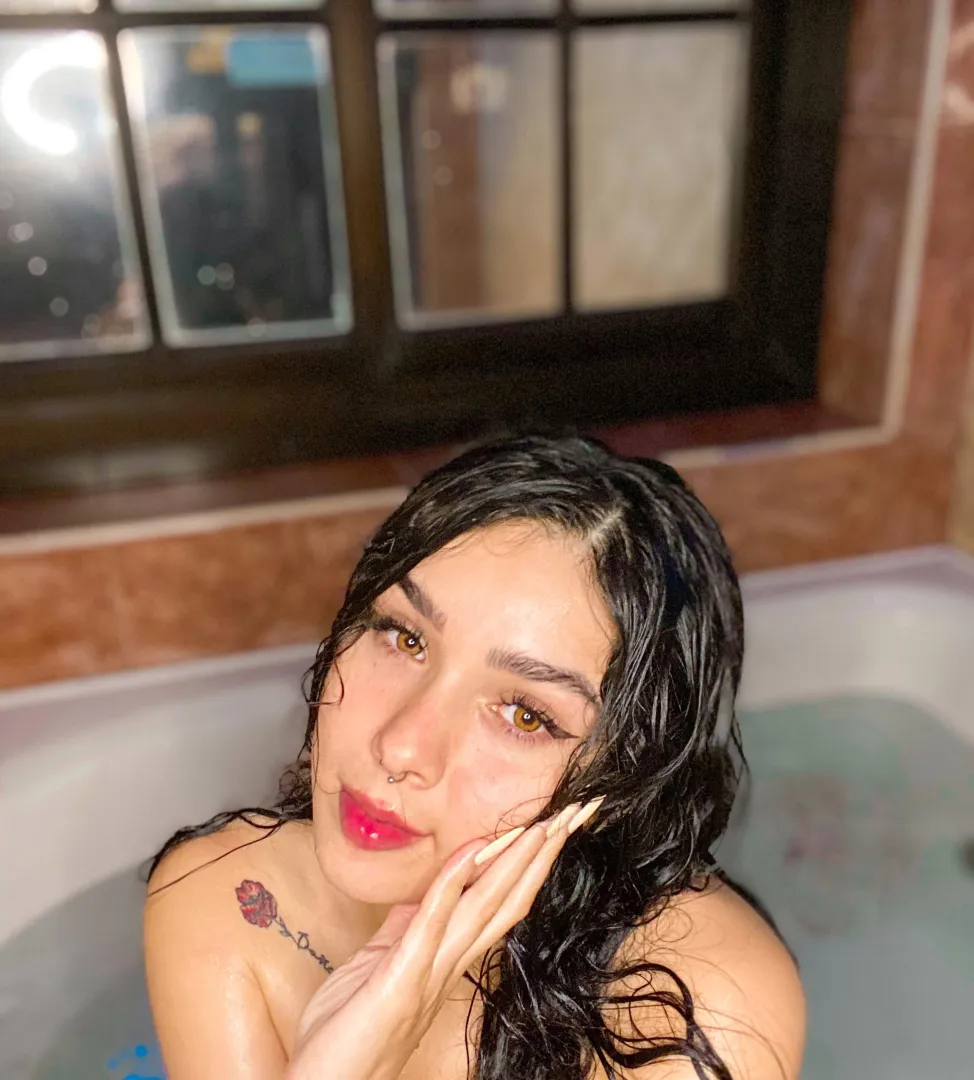 Some kisses? posted by Latinahot0