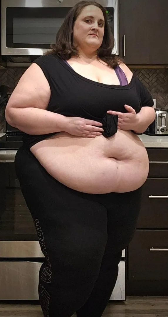 Some people like their girls tiny… others appreciate a woman with presence. posted by PlumCrazyRach