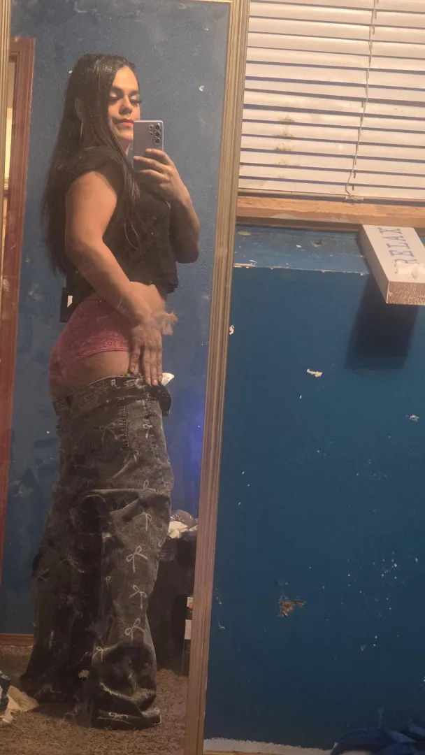 Someone put there cock in me! And give me a handjob while your at it!  posted by ashelylungrease