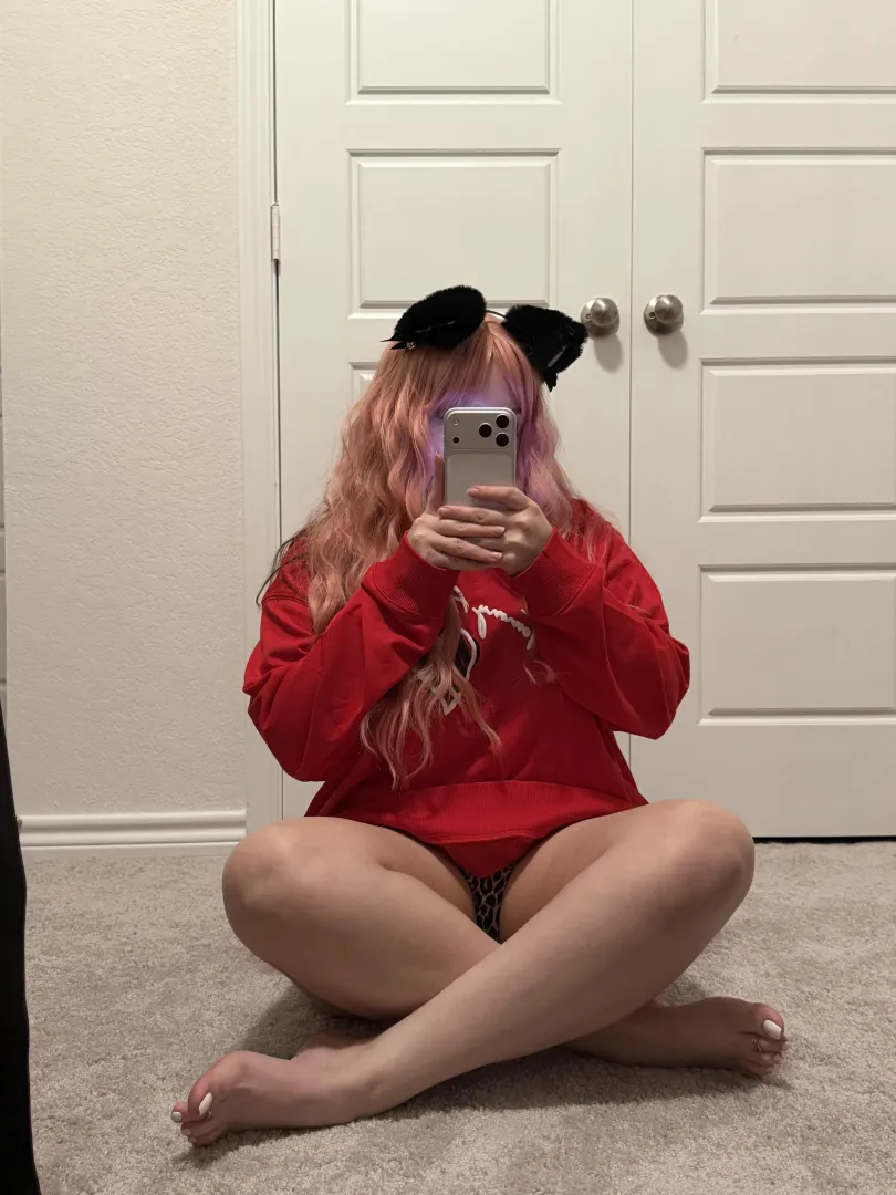 Someone suck on my toes please posted by SierraSummersXo