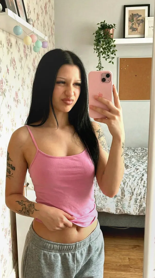 someone’s definitely zooming in posted by Tricky-Market-8568