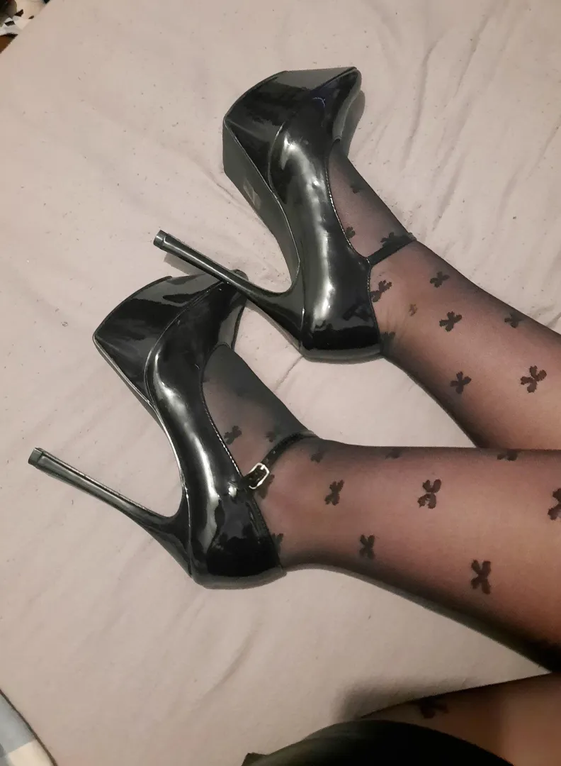Something a little different [F] posted by leatherstilettos