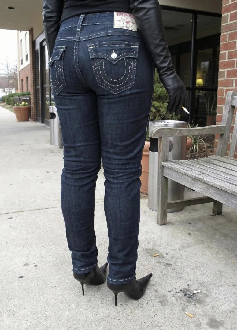 Sometimes it can be lonely going out for a break on your own. Anyone want to join me? posted by heeledobsession