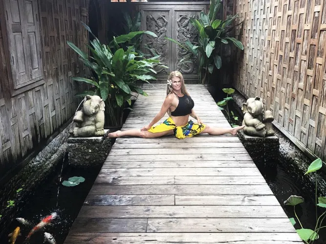 Sophia Rossi doing a split by Lauogo