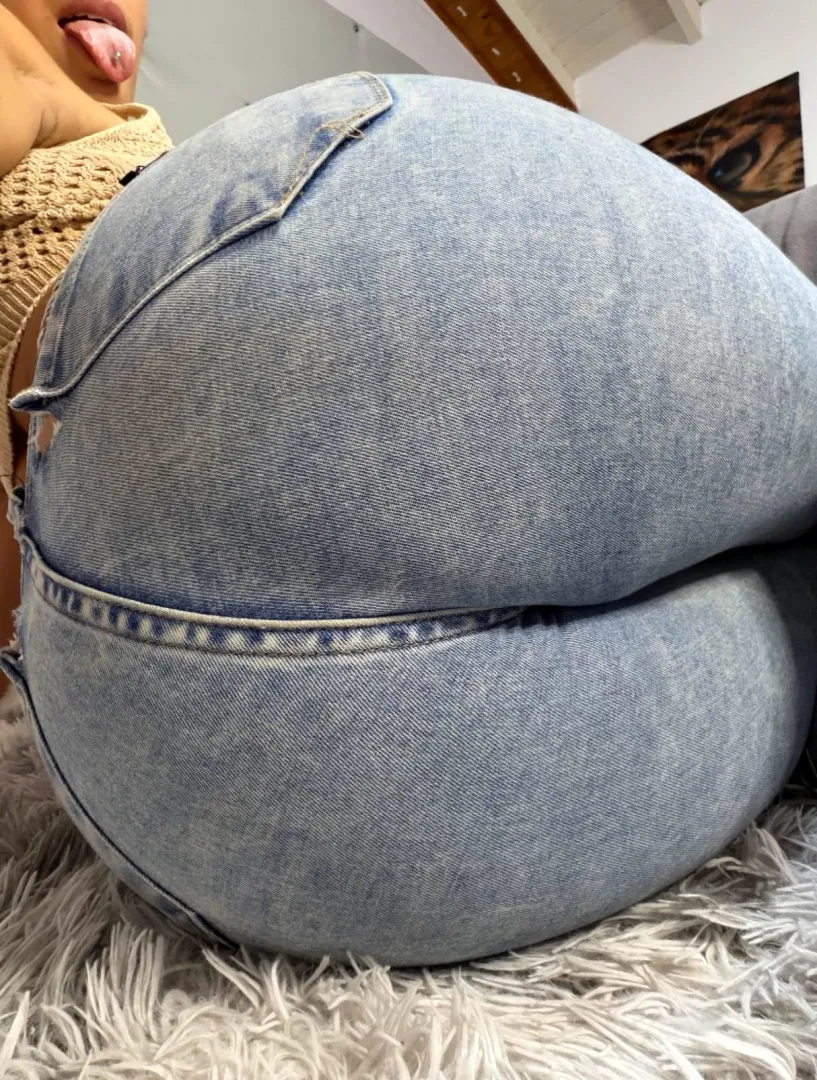 spank or grab? posted by veloraex