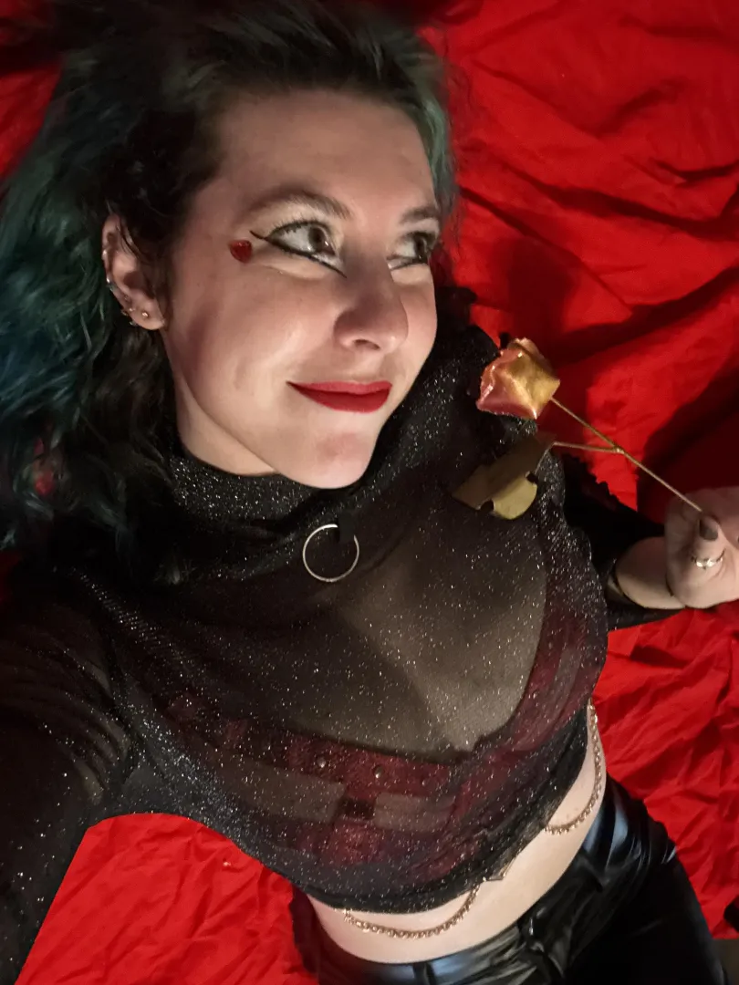 Sparkly goth Valentine posted by sirenskiss3