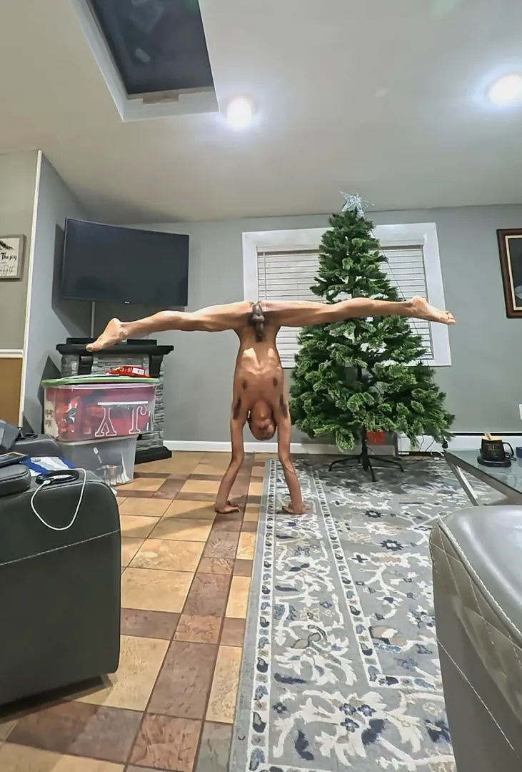 Splits in a handstand ‍♂️ posted by GNSOFFICIAL