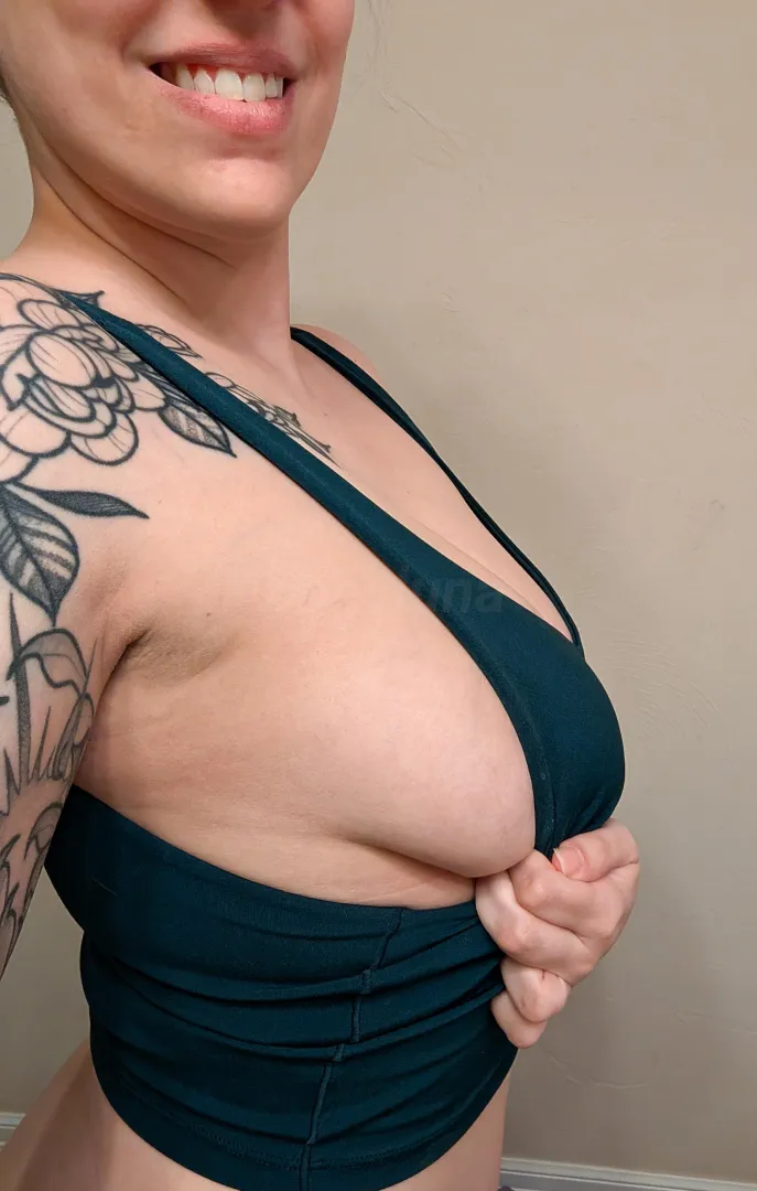 Sports bra view posted by bbyluna_