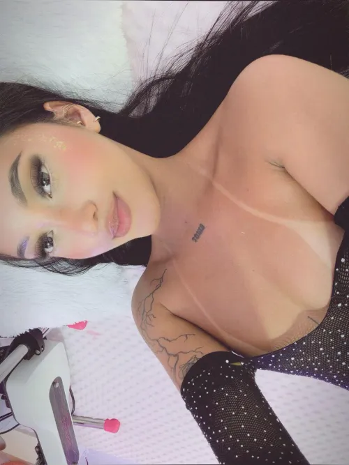 Spotted: a tan line that needs your full attention. Come help me figure out where it ends. ✨ by SamantaKane