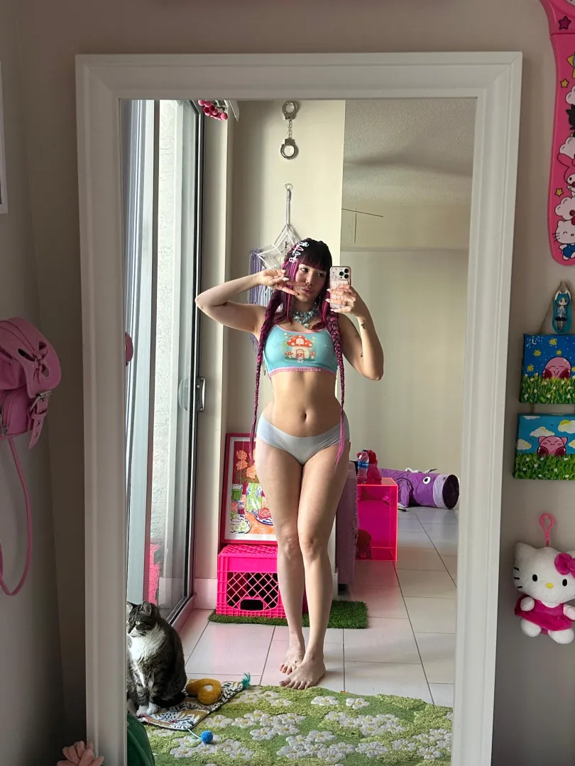 squeezy legs ;) posted by ginikawaii