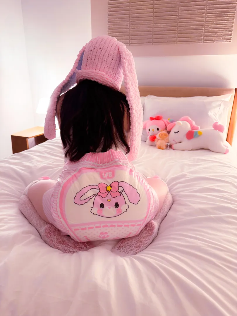 Squishy and pink… wanna touch? ✨ posted by lullabuni