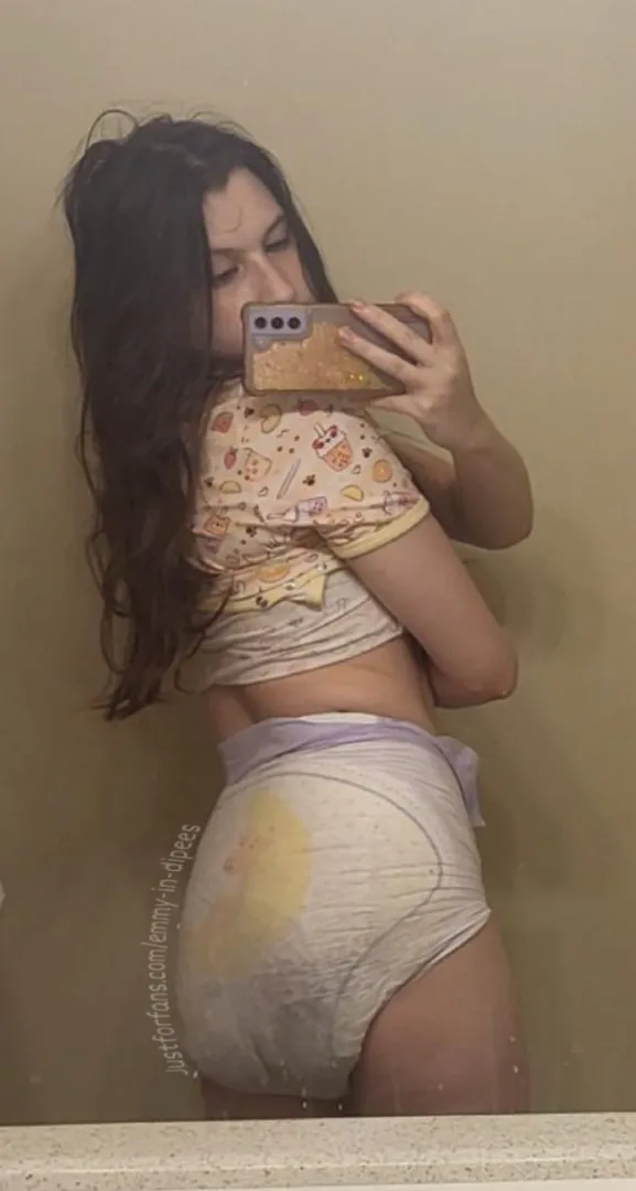 Stinky girls do it best  posted by Emmyindipees