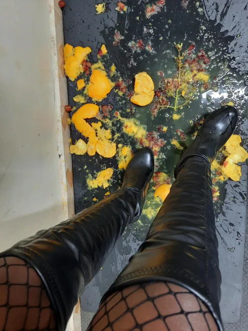 Stockings+ Boots + Crushing equals Perfection  by MakhtineJ