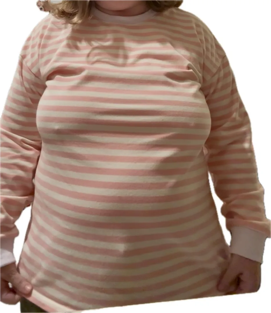 Stretched to the limit in my cozy top… who wants to rip it off? posted by paix-amour-bonheur