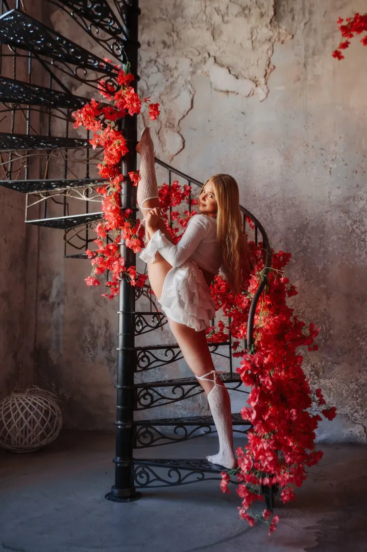 stretching at the highest level (oc) posted by Miabllueye