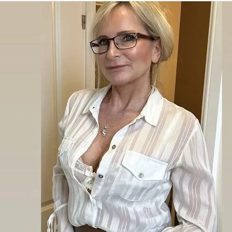 Stunning MILF posted by Brasareawesome