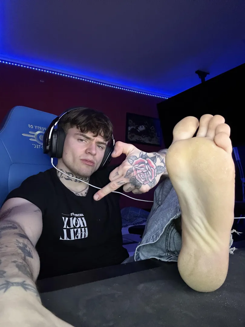 suck these toes rn posted by raezify