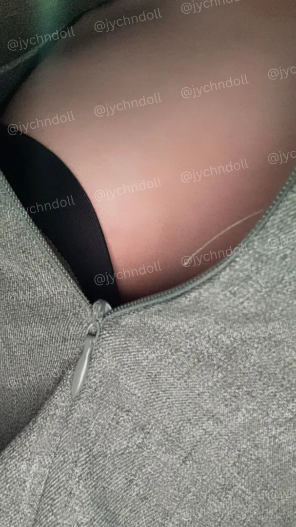 suka ga sih punya temen kantor yang suka kirim pap kaya gini?? posted by Easy_Ability3525