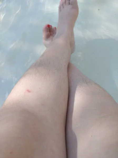 Summer legs, hairy legs posted by LanaSweetb