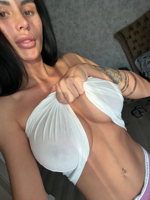 Sun kissed and so horny today by GoldeniePetals