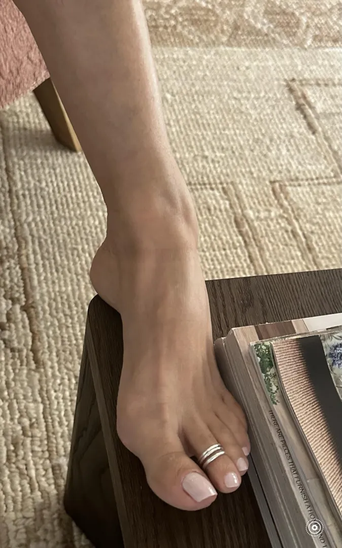 Sunday is worship my feet day posted by luvbigclits