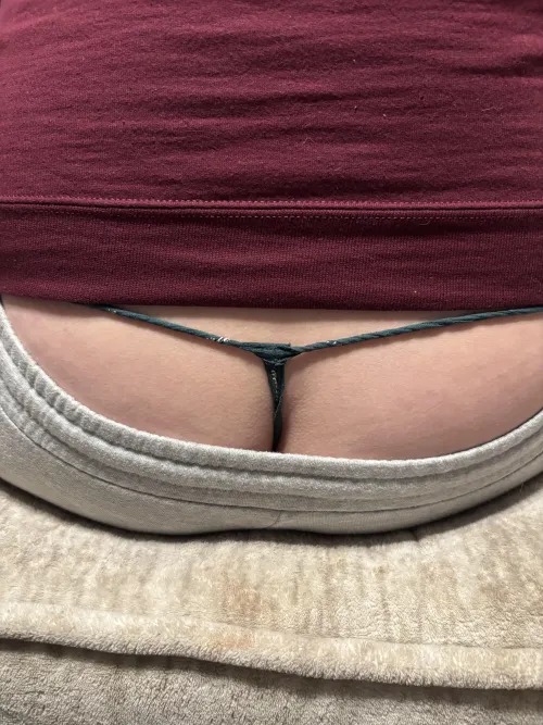 Sweatpants don’t stay up by thongtasstick