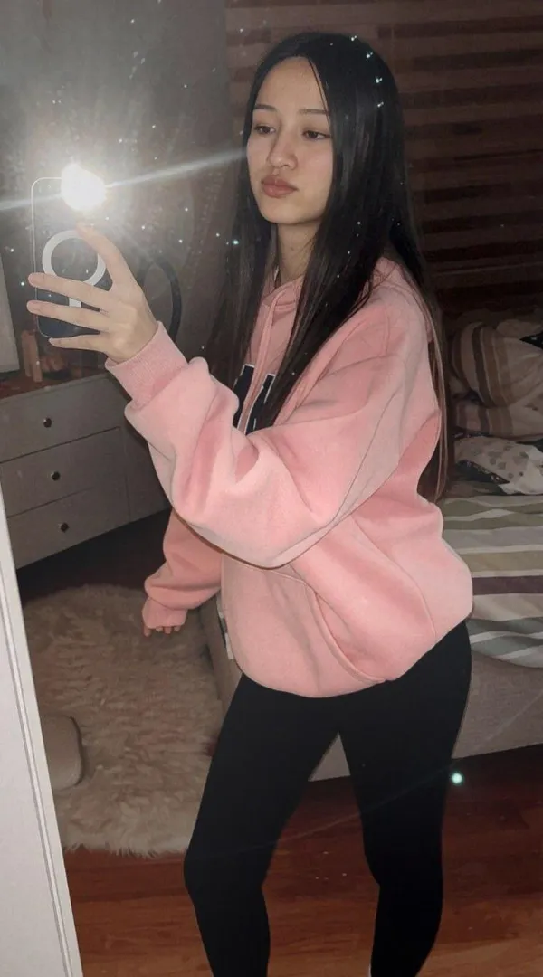 sweet face, flirty vibe posted by Big_Salamander5853